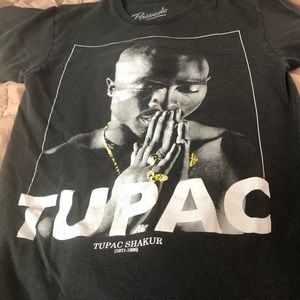 I’m am selling a Tupac graphic shirt.